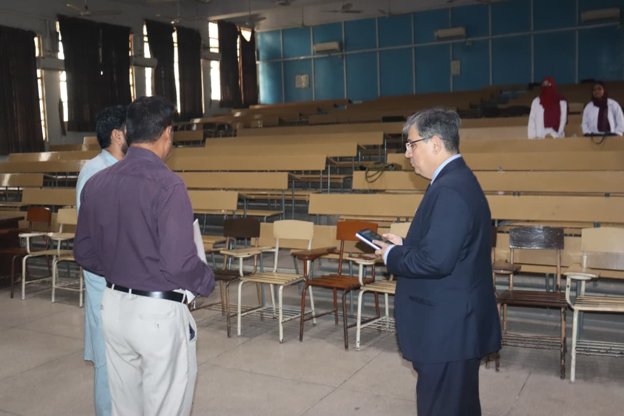 Vice Chancellor Visits Dissection Hall